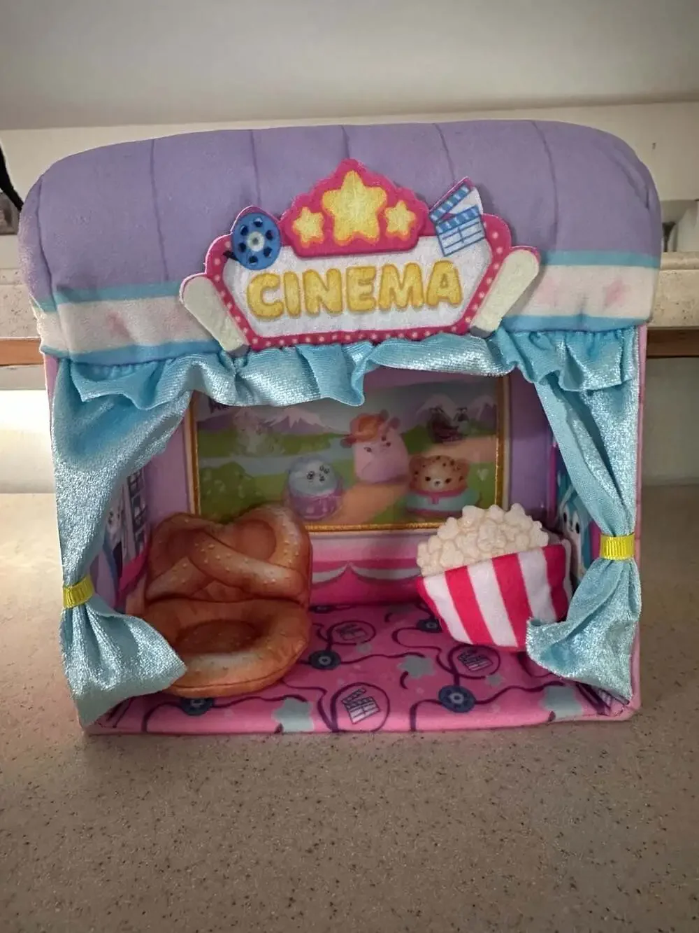 Squishville Mini-Squishmallows Deluxe Cinema Playset with Mini Plush, Pretzel Ch